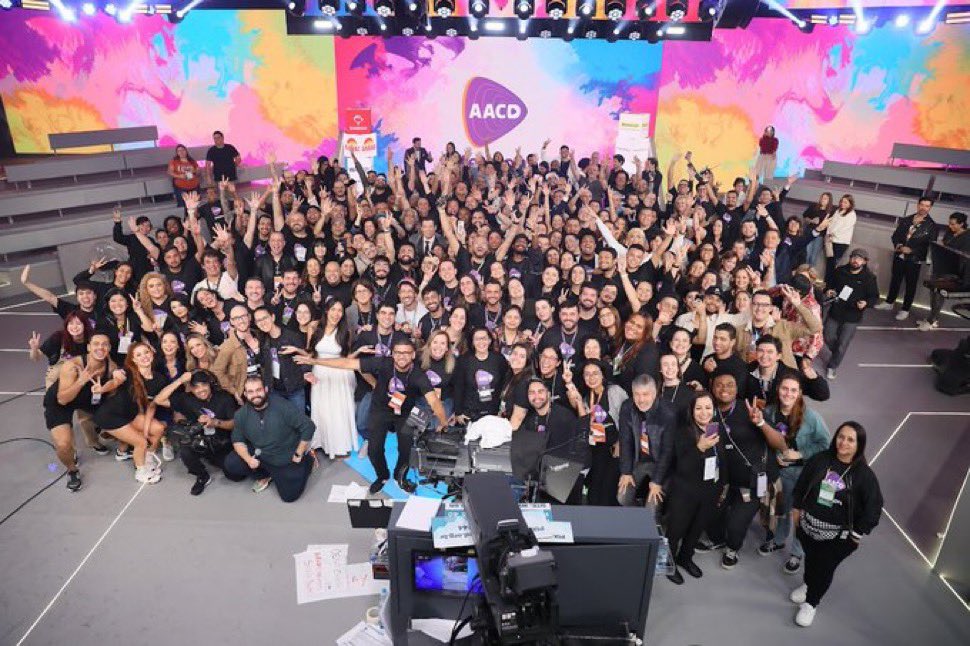 bruno_dames's tweet image. Semana que vem, neste horário, #Teleton2025 vai estar perto de encerrar. Na grade do SBT, está “à programar” no pós-Teleton e a melhor saída é segurar ao máximo aquela energia do encerramento da maratona. 

Bom seria se o #ProgramaDoJoãoNoSBT fosse ao vivo, cobrindo bastidores +