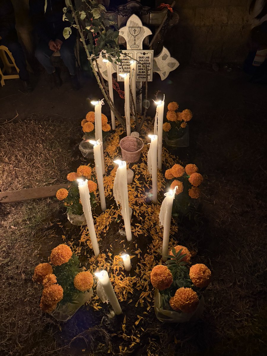 flavio_cesar's tweet photo. Velada en algunos panteones de Toluca por el día de Muertos.
#Noviembre #DiadeMuertos #Velada #Panteon #Toluca #EdoMex #Fogata https://t.co/d3H2MvRxCX