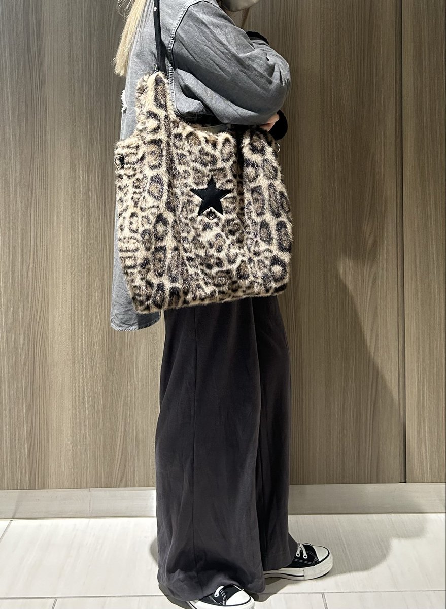 2WAY LEOPARD ECO-FUR SHOPPING TOTE BAG] ふわっと軽いのに、存在感の