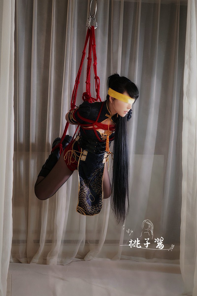 这不是困境，是她的领域。➠真正的战士，从不被环境定义。

缚/摄: <a href="/Arondight_sword/">A大侠的绳与剑</a> 
场地：<a href="/LittlerabbitM/">迷雾非雾</a>