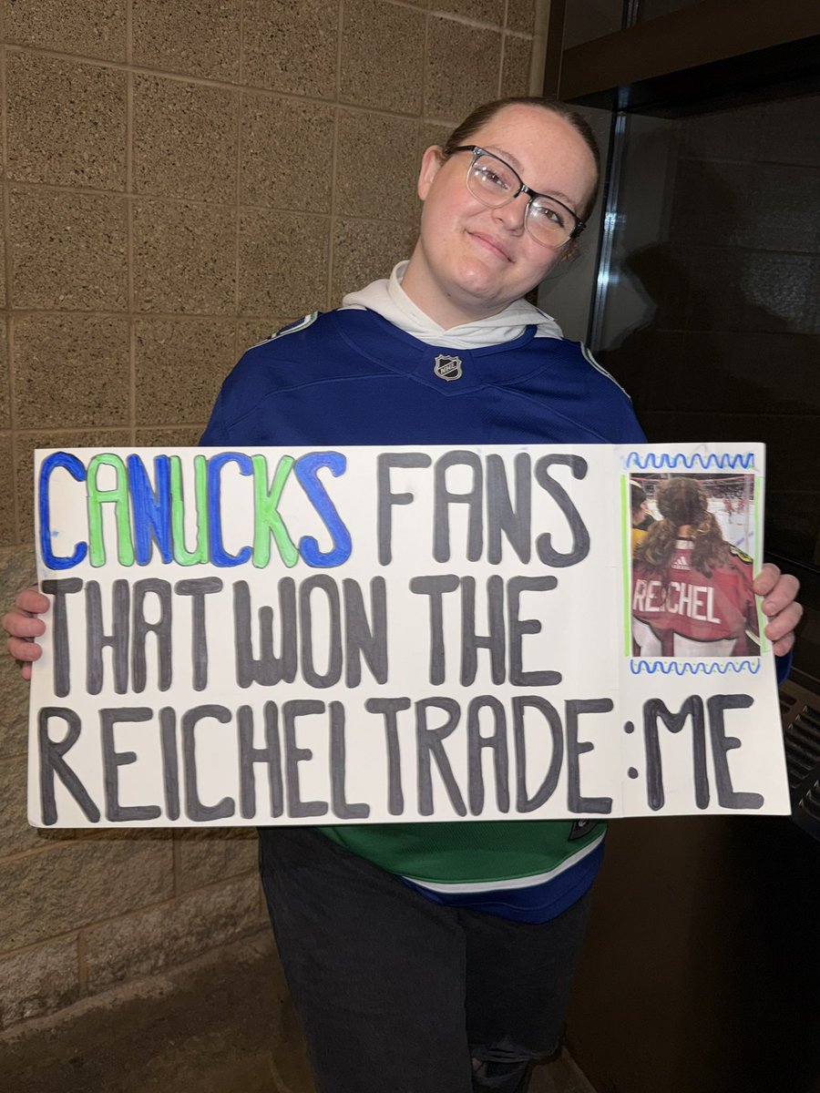 SADSOURVSN's tweet photo. .. and all i got was this stupid(ly sentimental to me) puck from lukas reichel himself 💙💚 https://t.co/8thW8N2mf4