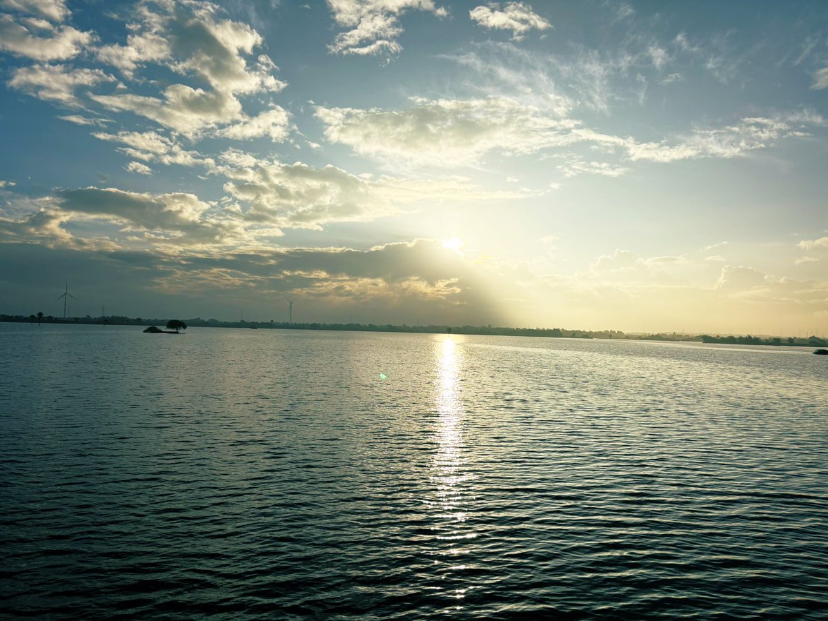 દૂરથી તડકો હશે ને નિકટથી ભડકો સજનવા 
સૂર્યને અબ આપની શક્તિ મુજબ અડકો સજનવા
<a href="/mukulchoksi/">DR.MUKUL CHOKSI</a> 

Sunrise therapy: just me, the water,and this quiet glow.
#morningwalk