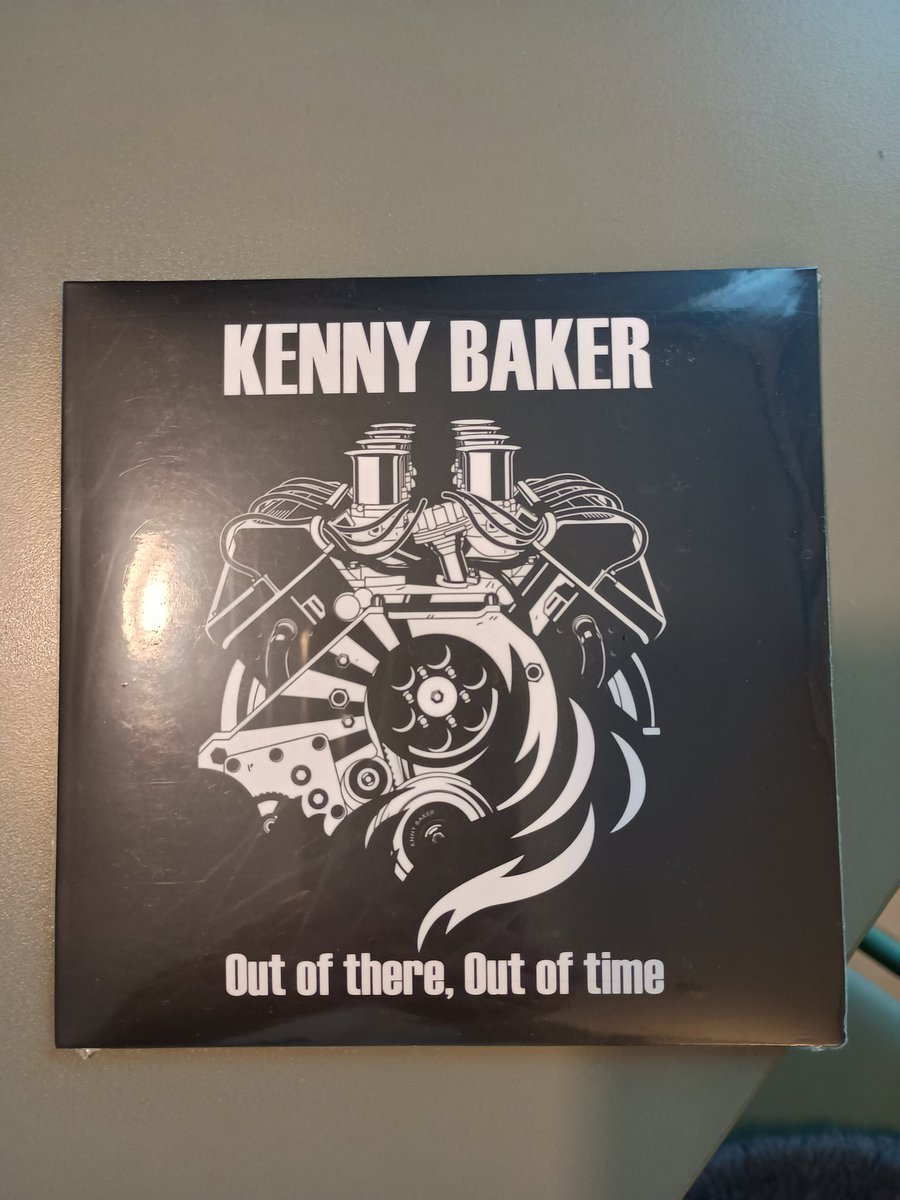 昨夜は二万電圧乗り鉄さん企画お越しの皆様あの場にいた全ての皆様ありがとうございました！我等ハンキーパンキー自分達のライブ含め最初から最後までメムバー全員で楽しみました✨️写真はKENNY BAKER！CDも交換できて感無量です😭乗り鉄さん皆様ありがとうございました😭😭😭