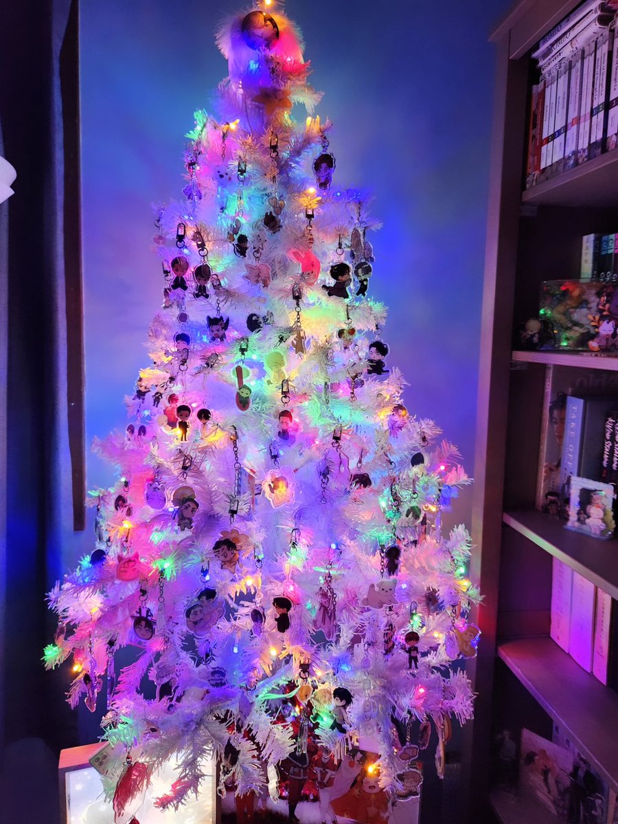 julzy_rose's tweet photo. 11/1 marks the start of the holiday season, and with year three of my little tree, all the keychains come out to play. Special thanks to all the amazing authors &amp; creators who brighten our days with their tales.

@300_png @jalraeyo @moscareto @294wave https://t.co/Q5RJuxOBxL