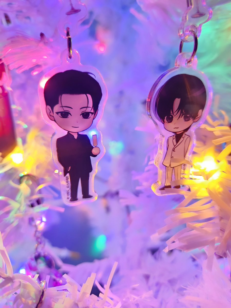 julzy_rose's tweet photo. 11/1 marks the start of the holiday season, and with year three of my little tree, all the keychains come out to play. Special thanks to all the amazing authors &amp; creators who brighten our days with their tales.

@300_png @jalraeyo @moscareto @294wave https://t.co/Q5RJuxOBxL