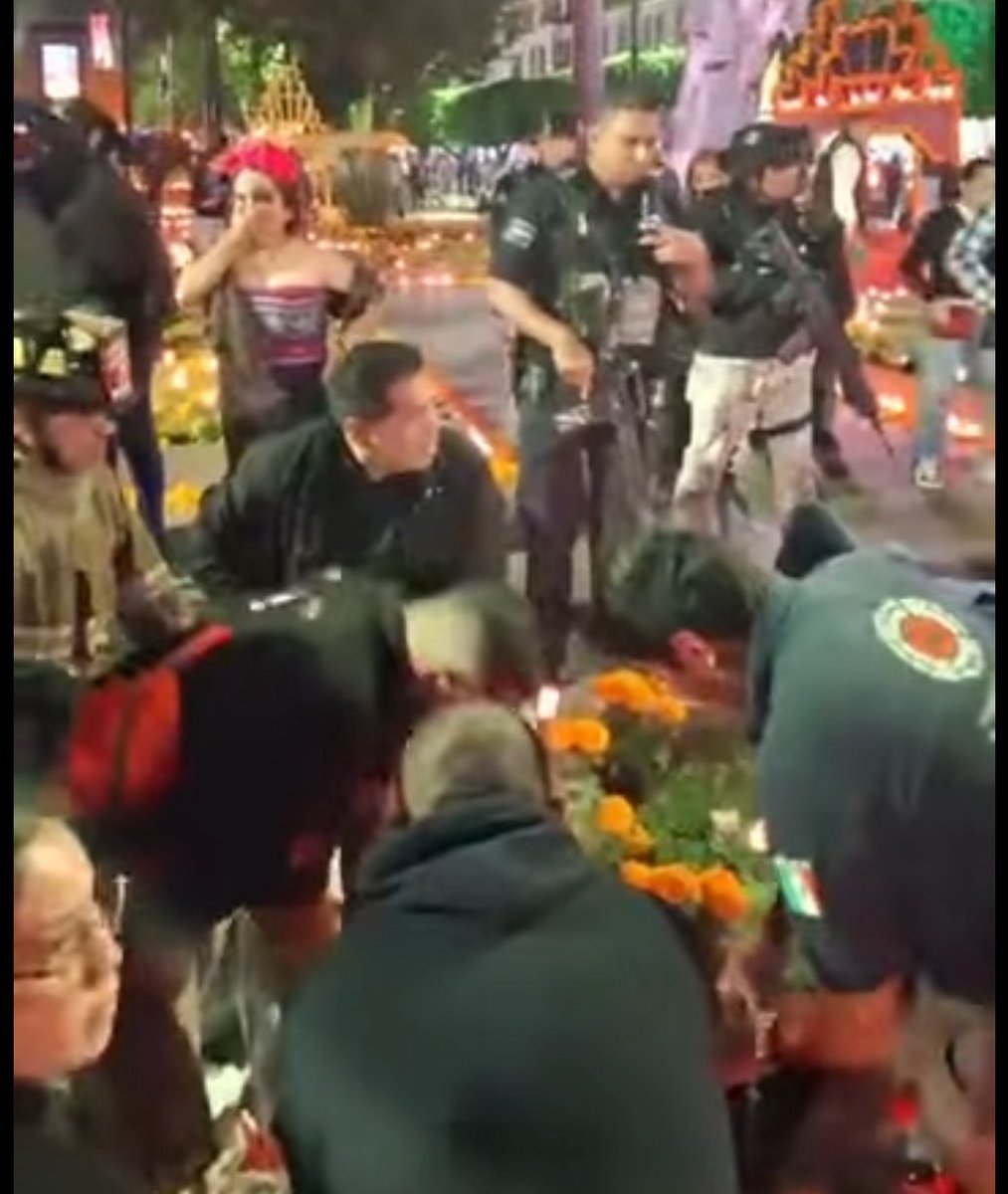 Pagina_Nueve's tweet image. paginanueve.com/seguridad/ases…
Asesinan al alcalde de #Uruapan, Carlos Manzo, durante el encendido de velas. Un agresor fue abatido y hay dos detenidos. El gobernador Ramírez Bedolla condena el ataque; #SSP y #GuardiaNacional refuerzan el operativo en el Centro. Investigación en curso.…