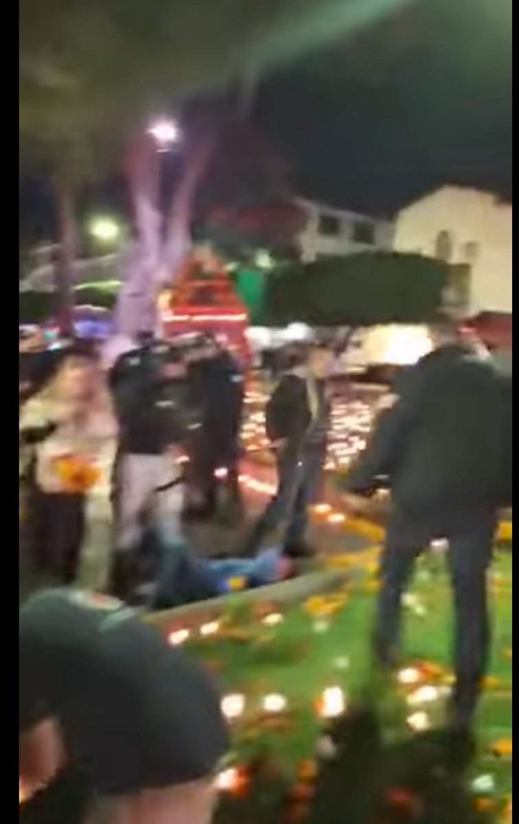 Pagina_Nueve's tweet image. paginanueve.com/seguridad/ases…
Asesinan al alcalde de #Uruapan, Carlos Manzo, durante el encendido de velas. Un agresor fue abatido y hay dos detenidos. El gobernador Ramírez Bedolla condena el ataque; #SSP y #GuardiaNacional refuerzan el operativo en el Centro. Investigación en curso.…