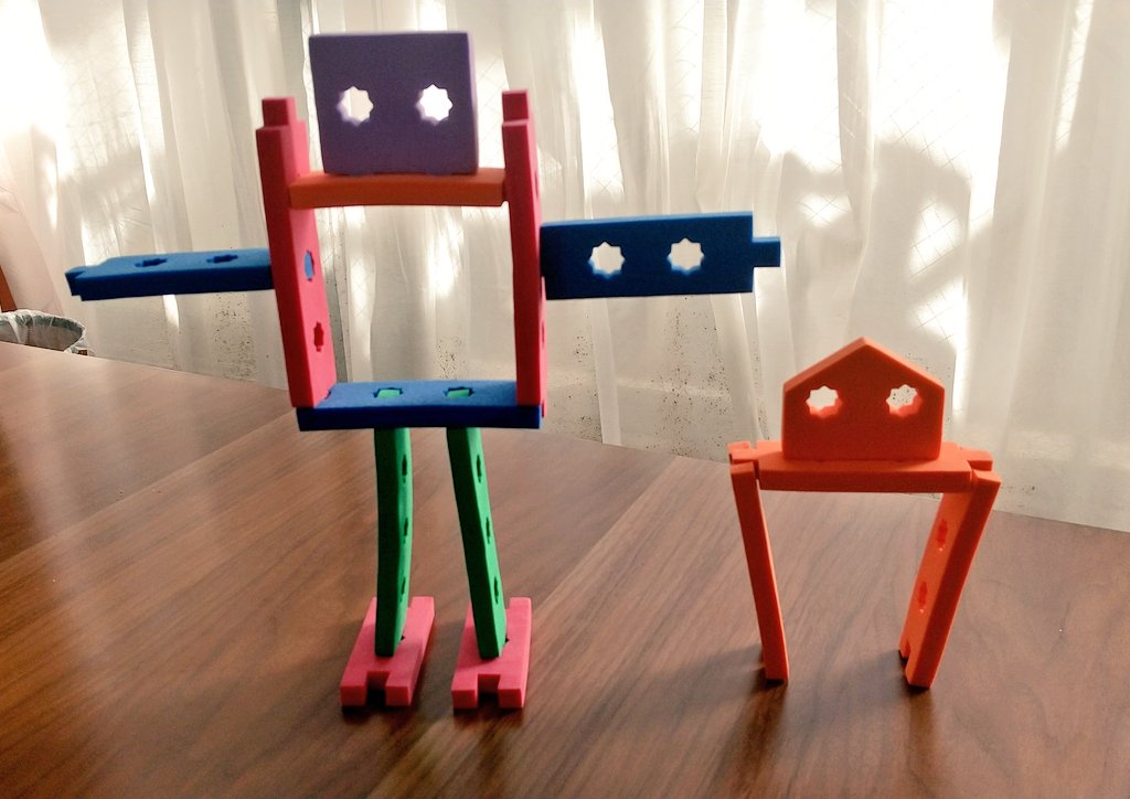 弟が作ったロボットくんが可愛い件🤖(隣のオレンジは私だけど巨神兵にしか見えなくて一人でツボっている)