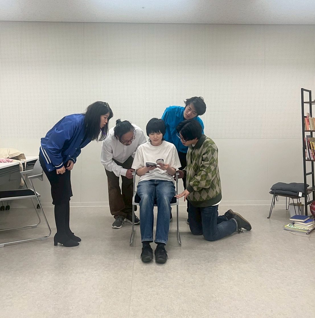 mijumiju_etc's tweet photo. 稽古稽古〜

顔を寄せ合うの図。
わからないってふしぎ。嫌な感覚なのに「わからない」から次の一手を考えて振り返って。ゴールになり得ないからこそ動くきっかけになるんですよね。
わからないを大事にしたいなあ。

んなことを考えつつ。
新宿でお待ちしてます☺️
チケット🎫
https://t.co/3qReYg4Bf5 https://t.co/pLWxnvimyq