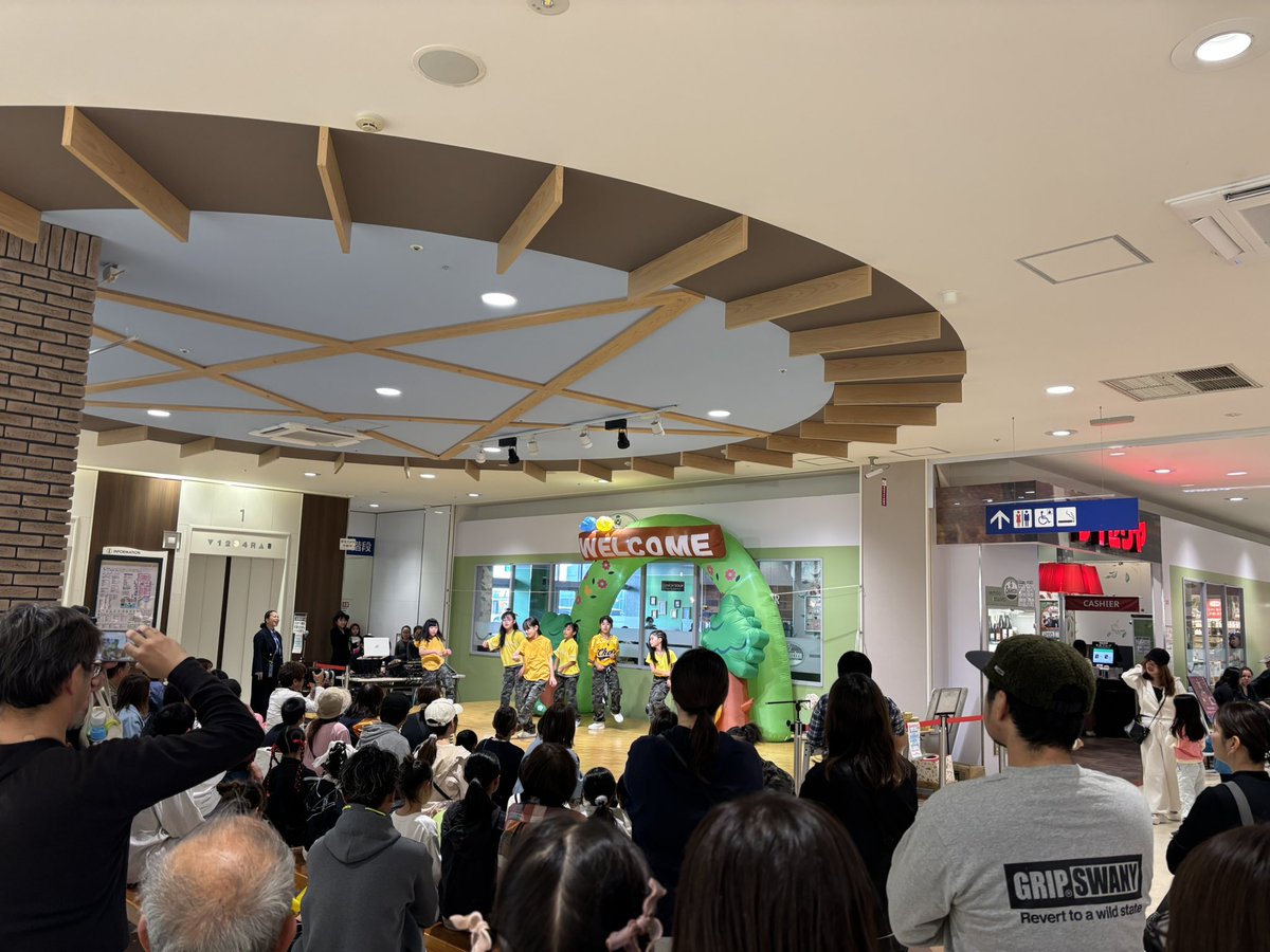 TOLA_cluster's tweet image. 絶賛　開催中！

ピーキートライアングルの生ライブは終わりました！

キッズダンス盛り上がりハンパねえっス！