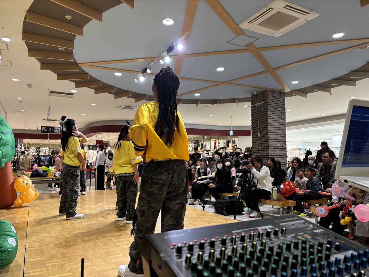 TOLA_cluster's tweet image. 絶賛　開催中！

ピーキートライアングルの生ライブは終わりました！

キッズダンス盛り上がりハンパねえっス！