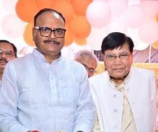 brajeshpathakup's tweet image. डी०ए०वी० कॉलेज, लखनऊ के प्रबंधक एवं मेरे प्रिय श्री मनमोहन तिवारी जी के निधन की अत्यंत दु:खद सूचना प्राप्त हुई। 

प्रभु श्रीहरि जी से प्रार्थना है कि पुण्यात्मा को अपने श्रीचरणों में स्थान दें एवं शोकाकुल परिजनों को यह दु:ख सहन करने की शक्ति प्रदान करें।

ॐ शांति!!!