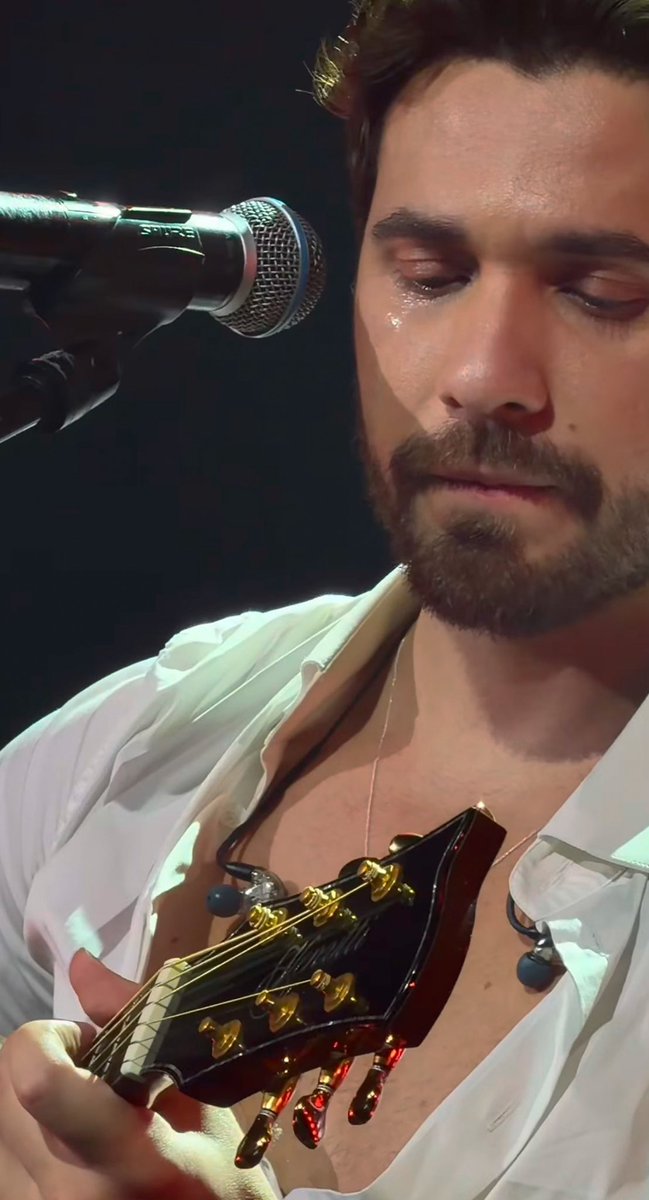 miotoacervo's tweet photo. cantar com a alma é deixar que a voz vire luz, e que cada nota revele aquilo que o coração nunca ousou dizer em silêncio. te amo ❤️ https://t.co/8V4DL6TKA7
