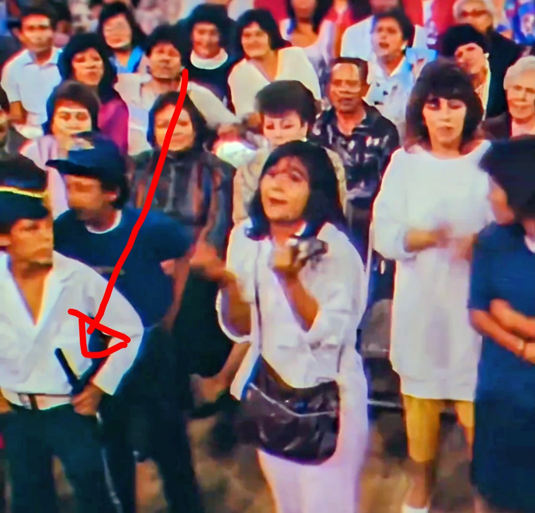 Todo bien con esta parte del documental de Juan Gabriel, pero...¿Alguien me puede decir por qué este niño lleva una macana de policía? 🤔🤔🤔