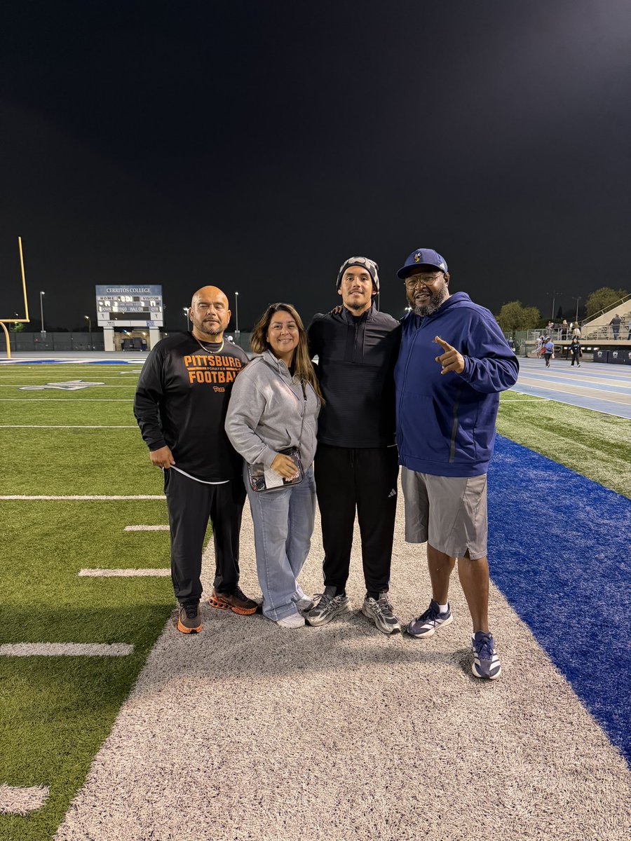 I appreciate the invite <a href="/PHATSBOSS/">Coachphats</a> to watch you guys play. Me &amp; my parents had a great time tonight! <a href="/FullColl_FB/">𝐅𝐮𝐥𝐥𝐞𝐫𝐭𝐨𝐧 𝐂𝐨𝐥𝐥𝐞𝐠𝐞 𝐅𝐨𝐨𝐭𝐛𝐚𝐥𝐥</a> <a href="/PittHSFootball/">Pittsburg HS, FB</a> <a href="/CRamirez_PittHC/">Charlie Ramirez, HC</a> <a href="/BrandonHuffman/">Brandon Huffman</a> <a href="/westcoastpreps_/">West Coast Preps</a>