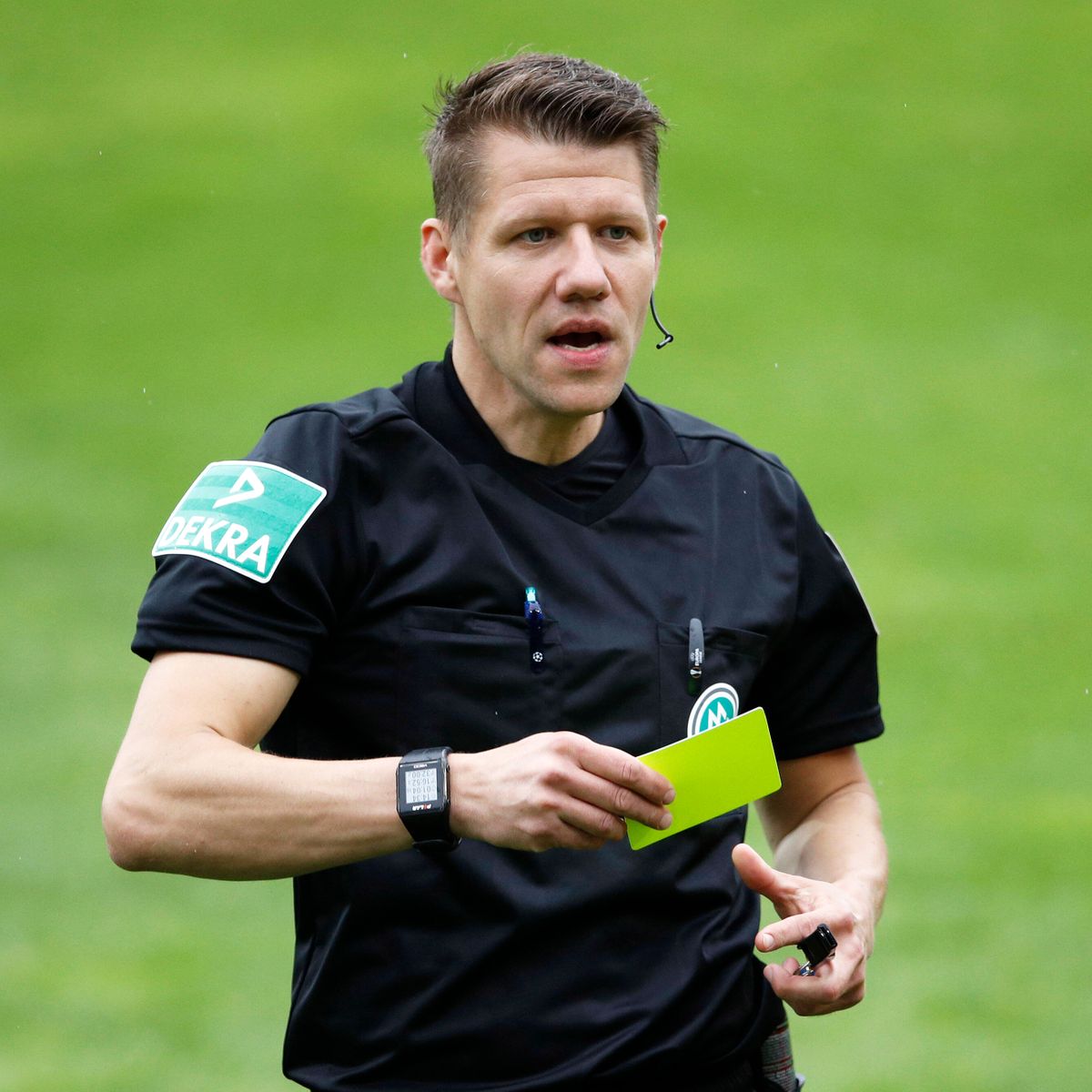 Football__Tweet's tweet image. 🇩🇪 German referee Patrick Ittrich has suggested making several changes to football&apos;s rules..

1️⃣ For a tactical foul in midfield, a free-kick should be awarded 17 metres from goal. How often will we see such fouls then?

2️⃣ If the player rolls on the floor three times and needs a…