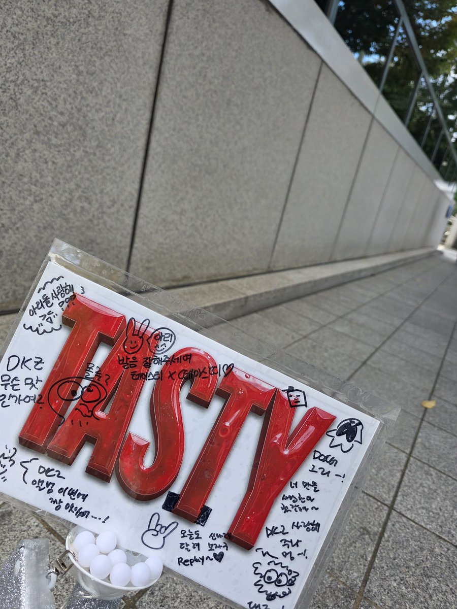 [📢] 251102 SBS　인기가요 생방송 인원체크 안내

일시 : PM 1:20
장소 : SBS등촌 공개홀 앞

참여하시는 아리 분들은 사진 속 장소로 준비물을 지참하시어 명단 번호대로 줄을 서주시기 바랍니다.

#DKZ #디케이지
#TASTY #테이스티
#ReplayMyAnthem