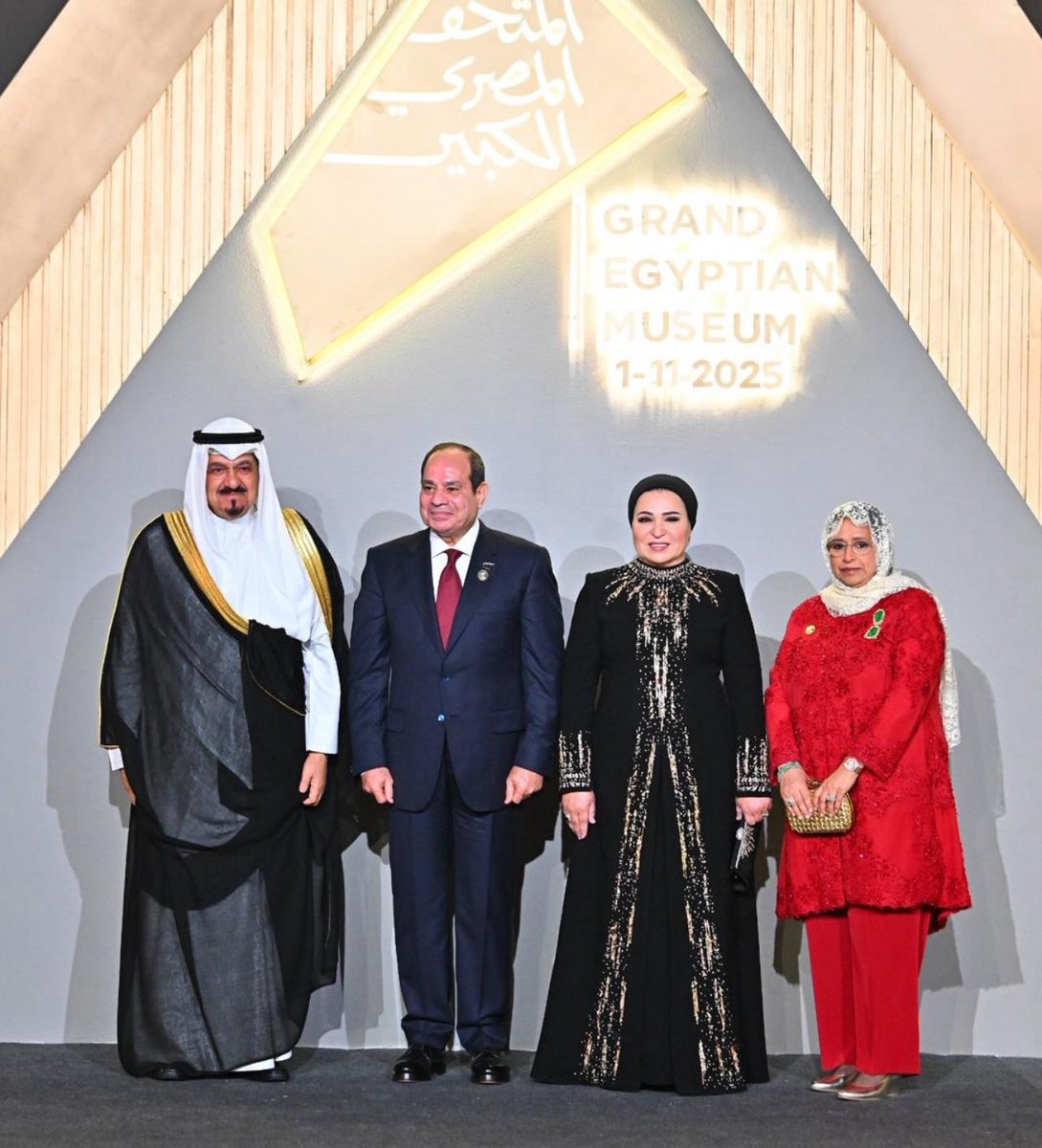 سمو الشيخ أحمد عبدالله الأحمد الصباح، ممثل حضرة صاحب السمو أمير البلاد، يؤكد أن افتتاح هذا الصرح الثقافي العالمي في مصر يُعد إضافة نوعية للمشهد الحضاري الإنساني، مشيدًا بإرثها الثقافي والفني العظيم الذي أسهم في تشكيل وجدان الأمة العربية.