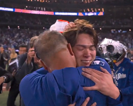 Dave Roberts hugs Yoshinobu Yamamoto after saving the Dodgers in Game 7 in the 11th inning 👏