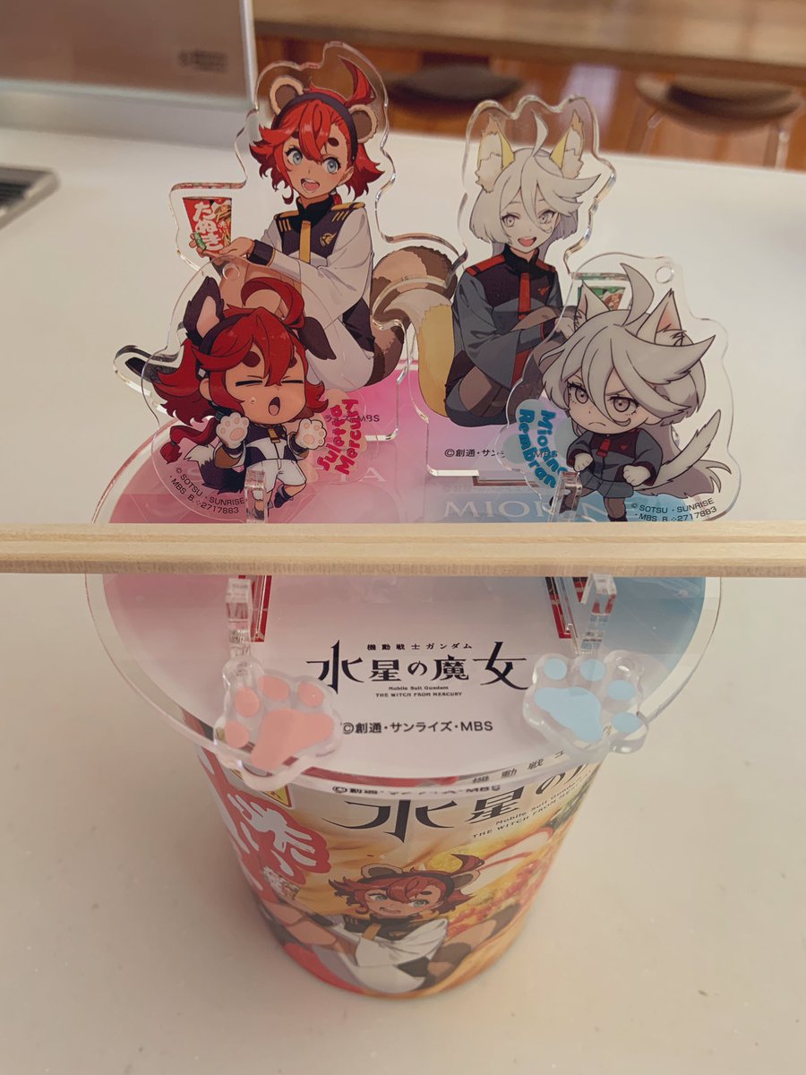 ついに最後のスレたぬうどん食べます…！東洋水産様、セブンイレブン様、本当に素敵なコラボをありがとうございました！そしてモグモ様の可愛いたぬきつスレミオも最高でした！最後はイヌッタ、ネコリネさんにも一緒に押さえてもらいました🐕🐈✨美味しい…美味しいよスレちゃん…😭