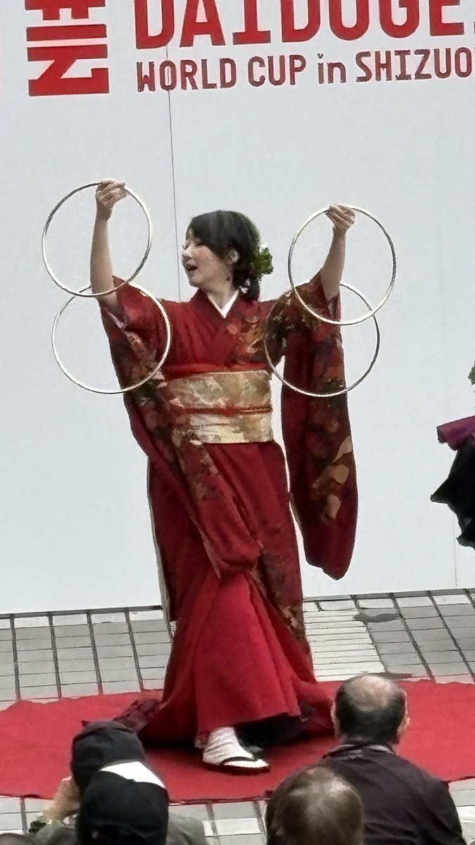 静岡県葵区役所では、イズマさんの幻想マジックを覗き見。😆