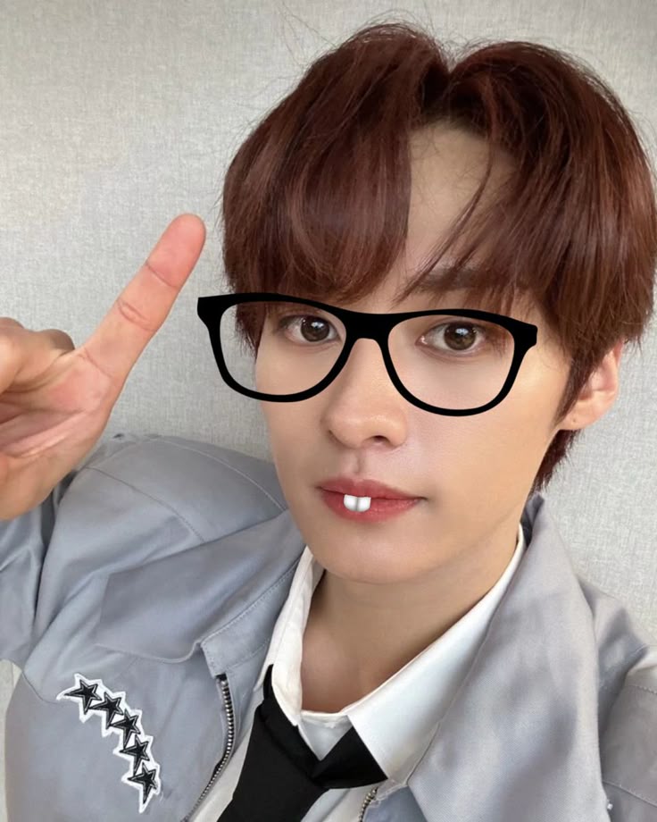 alguém tem uma foto do binnie assim?