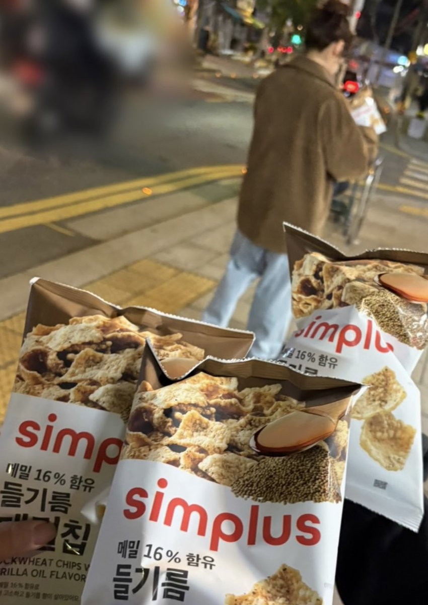 영아님 이상하신점
퇴길하다가 갑자기 맛있는 과자 사준다고 
바로 옆 홈+ 다녀오시고 본인꺼까지 총 n개 사심
르마 배우분들이 요즘 빠졌다고 먹어보라고 하셨는데
근데진짜조낸맛있었어요들기름메밀칩