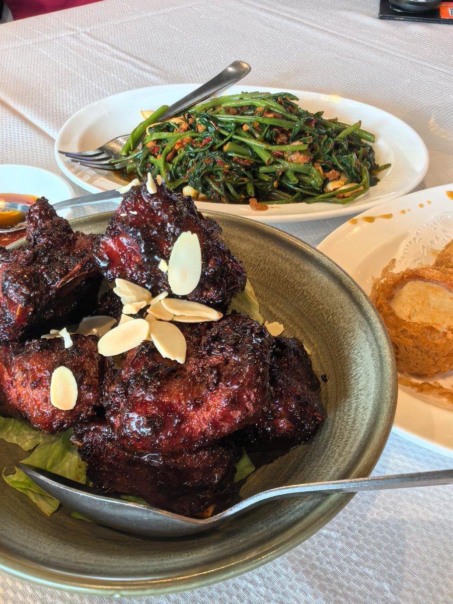 午後の静けさの中で、ランチの余韻に浸る。