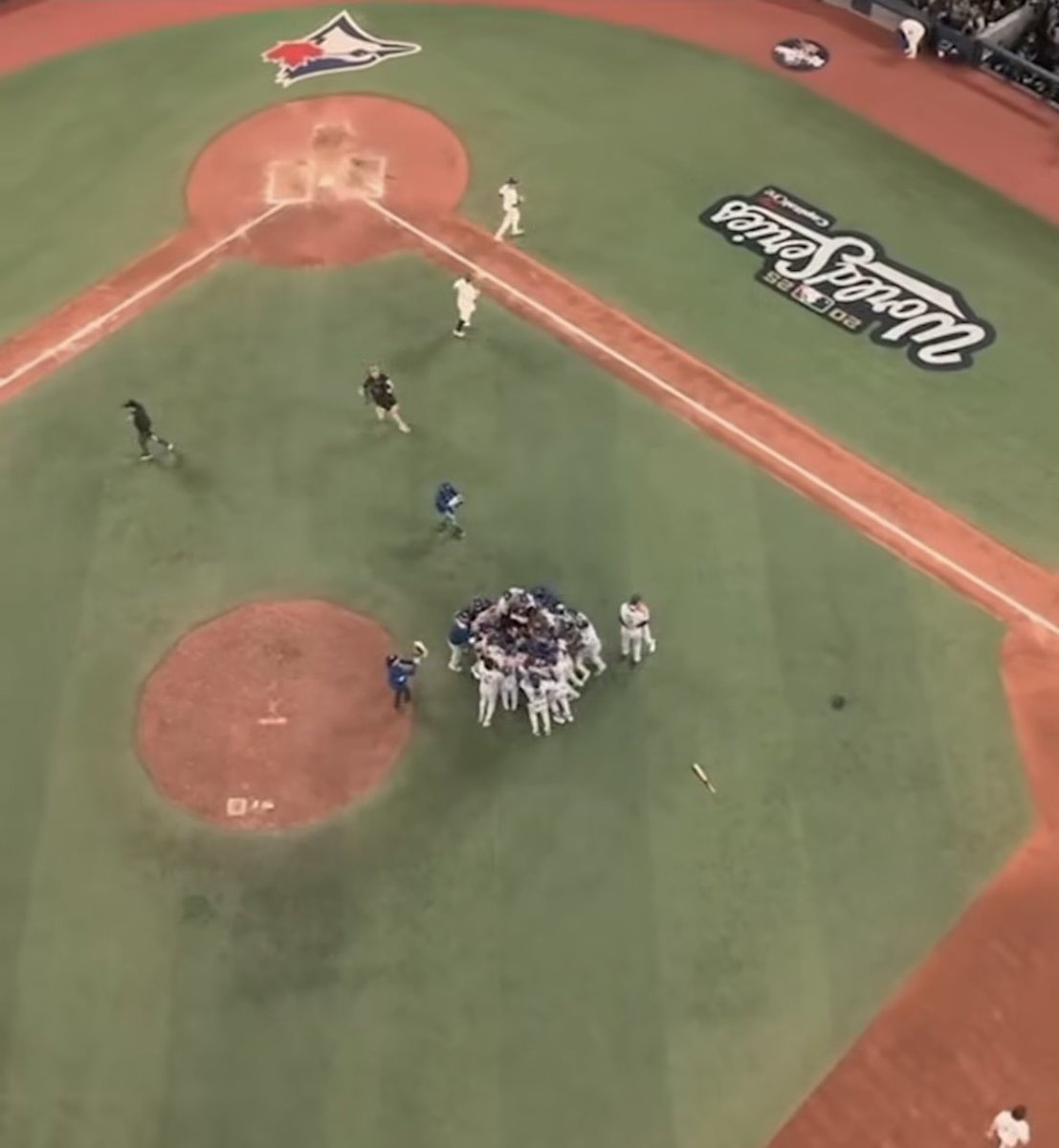 #ドジャーズ　#ワールドチャンピオン
山本ーーーー！！
あんなピンチをよく抑えたよ！！
すげーーー！！ドジャーズ連覇🏆