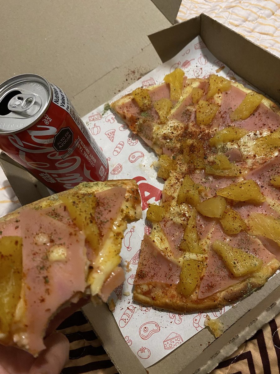 Pizzaa y coquita no hay nada mejor ♥️