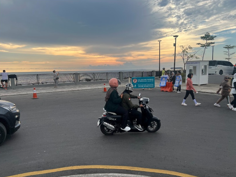 FakrianAkbar's tweet photo. ga tau nih deh keknya aku ketiban rejeki , kemaren pas lagi jalan ke Sunset Quary Makassar ketemu mas2 baju putih ada gambar QR nya , aku scan barcode nya dapet dana kaget dong 😭 Nanti katanya sih ada lagi, gas samperin aja ges https://t.co/7Dw2kJHBgi
