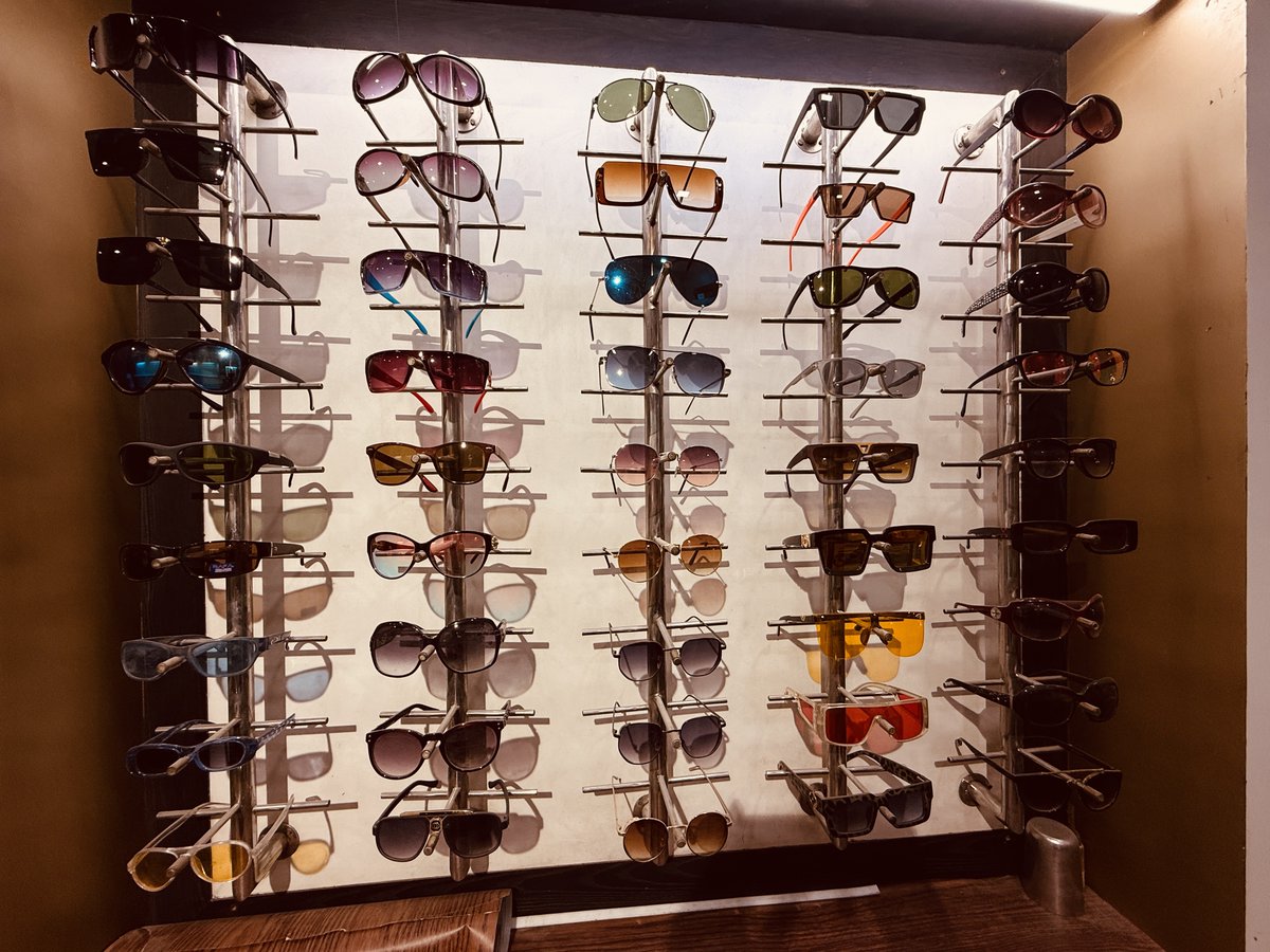 चश्मे की यात्रा 

प्रख्यात रोमन विद्वान सिसरो ने ईसा पूर्व पहली सदी में अफ़सोस जताया था कि कितनी बड़ी मुसीबत है कि ग़ुलामों से ज़ोर-ज़ोर से पाठ पढ़वाना पड़ता है. उसी सदी में रोमन सम्राट नीरो खेल प्रदर्शनों को पारदर्शी हरे एमराल्ड पत्थर से देखते थे. उन्हें लगता था कि इससे आँखें