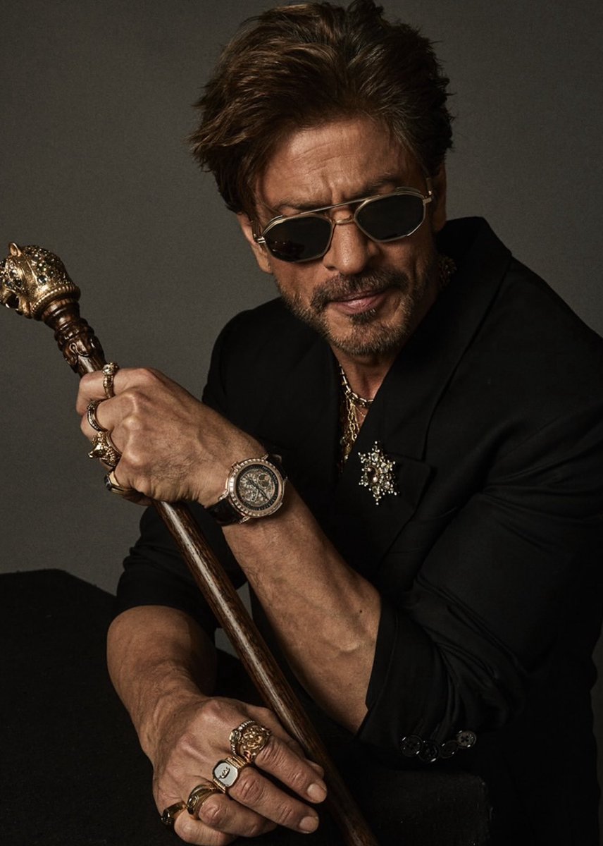 NimratOfficial's tweet image. Happy birthday to this one in 8 billion epitome of grace, life goals and the audacity of achievement. Celebrating the six decades of the gift that you are @iamsrk …♥️♾️🧿 
Lucky to be alive in your era.
#HappyBirthdaySRK