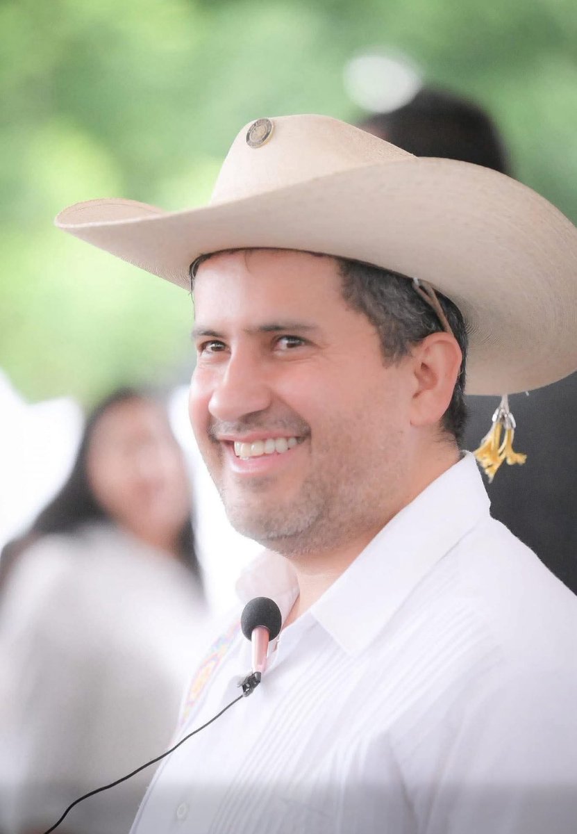 Descanse en paz Carlos Manzo 🙌🏽. Su muerte evidencia la vulnerabilidad de las autoridades municipales y la ausencia de un gobierno federal que ha abandonado su responsabilidad de proteger la vida de la gente.