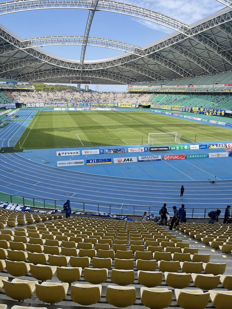 2009からちょいと気になり、ウイイレマスターリーグでも使っていた山形現地初観戦！ユニはないですけど…(アウェイグッズ売り場探したけどなかった)

モンテサポの皆さん、お手柔らかにお願いします。