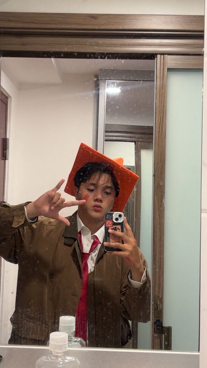 sunrayyn's tweet image. guess who im dressing as😝