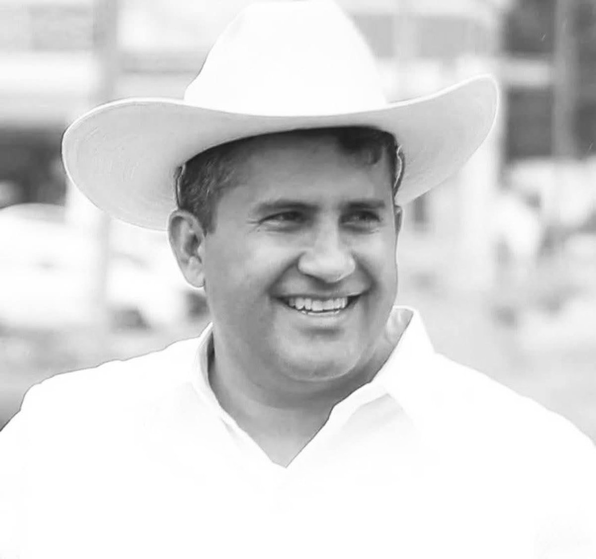 ceciliatell's tweet photo. #UltimoMomento 🕊️✝️ mu3r3 alcalde de Uruapan, Carlos Manzo, tras ser atacado a balazos en Festival de Velas

El alcalde #CarlosManzo se encontraba recorriendo el Festival de Velas, en Uruapan, cuando fue 4t4c4d0 con arma de fuego. https://t.co/q5ndUueqVa