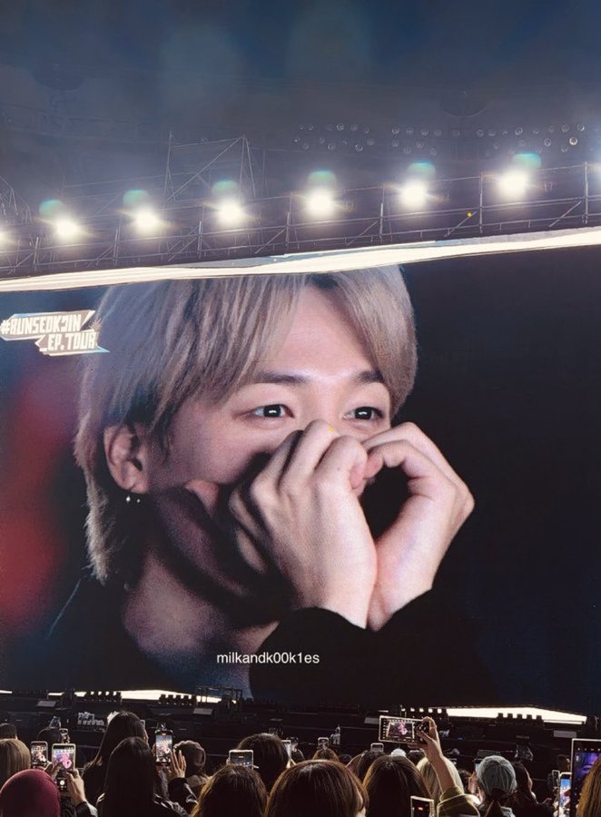 WORLDMUSICAWARD's tweet image. #JIMIN looked beyond cute on the big screen at #JIN&apos;s #Encore concert Day 2 in Seoul, making the heart sign and driving fans wild!💪🕺🫶🎥🖥️🗣️👥👤🏟️🇰🇷🔥👑💜