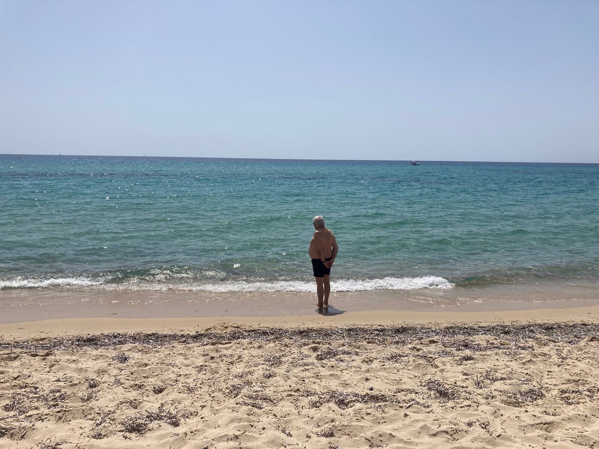 Prenditi tempo per star solo,
Perché nel silenzio diventi più libero,
Prenditi tempo per amare,
Perché questo è il tuo compito più bello,
Prenditi tempo per essere amabile,
Perché così conoscerai la gioia,
Non prendere tempo per paragonarti agli altri,
Tu sei unico,sei altro!