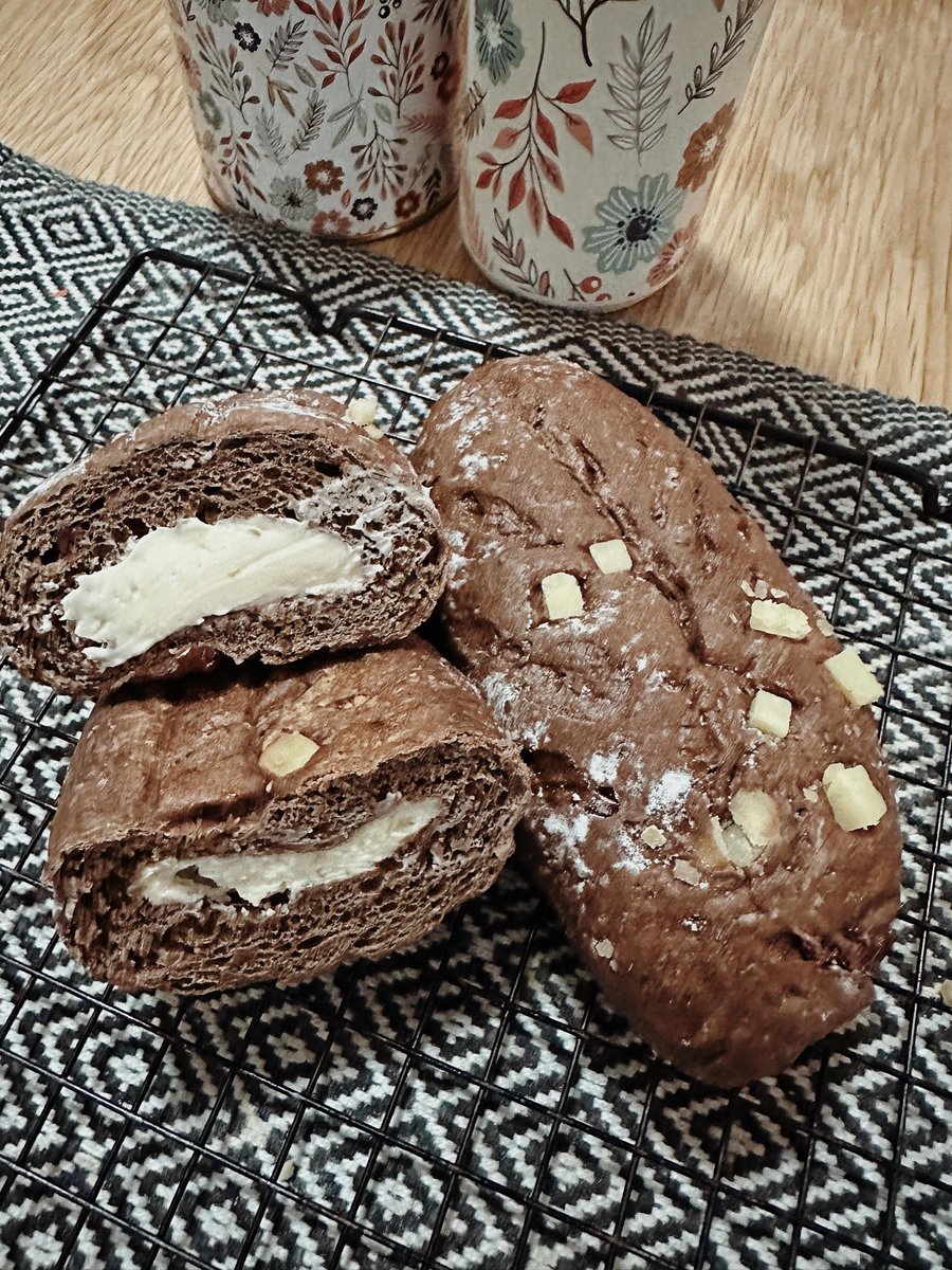 Hujan-hujan cocok bgt minum teh panas sama roti ini, harga 16rebuan aja.