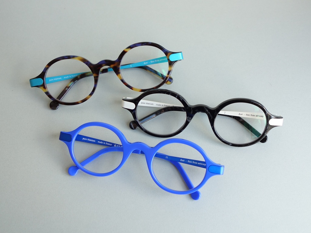 LOYDCLUB's tweet image. 【テオ】Theo eyewear 新作★ DUET 3色入荷しました！
名前の「duet」が示すように、ふたつの素材が美しくハーモニーを奏でるアイウェア。メタルの繊細な印象とアセテートの温かみが絶妙に溶け合い、掛けるだけで顔まわりを優しく彩ります。ぜひ店頭でお試しくださいね。loydclub.hamazo.tv/e10080320.html