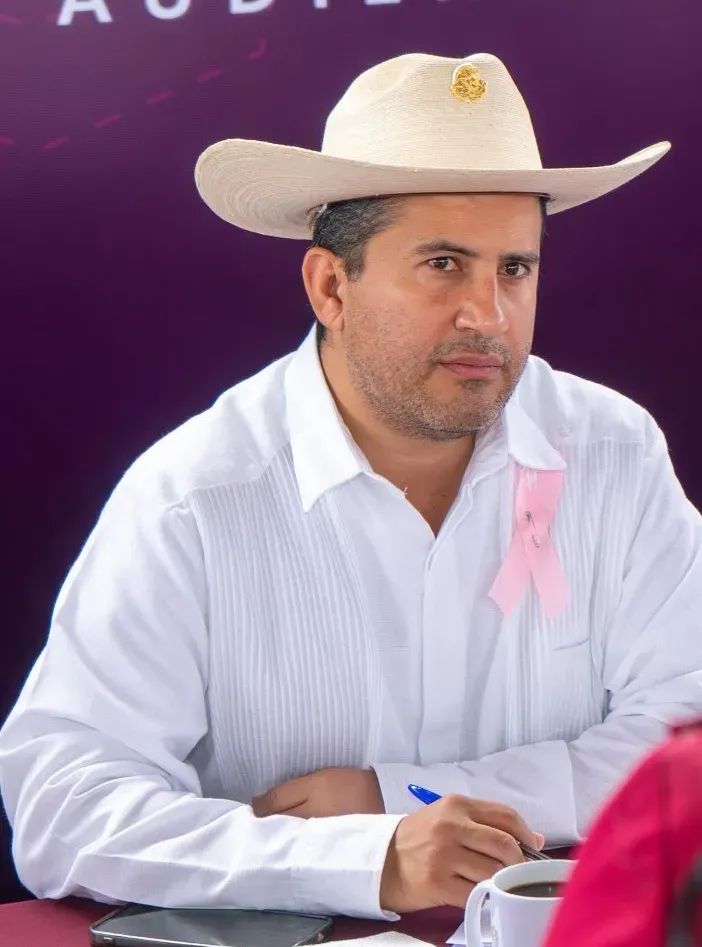 Hace unos días asesinaron a Bernardo Bravo líder  productor de limones hoy le pasó lo mismo al Alcalde Carlos Manzo.
Ambos de Michoacán.
Al parecer esto les pasa a los que se atreven a denunciar la inseguridad en el país.