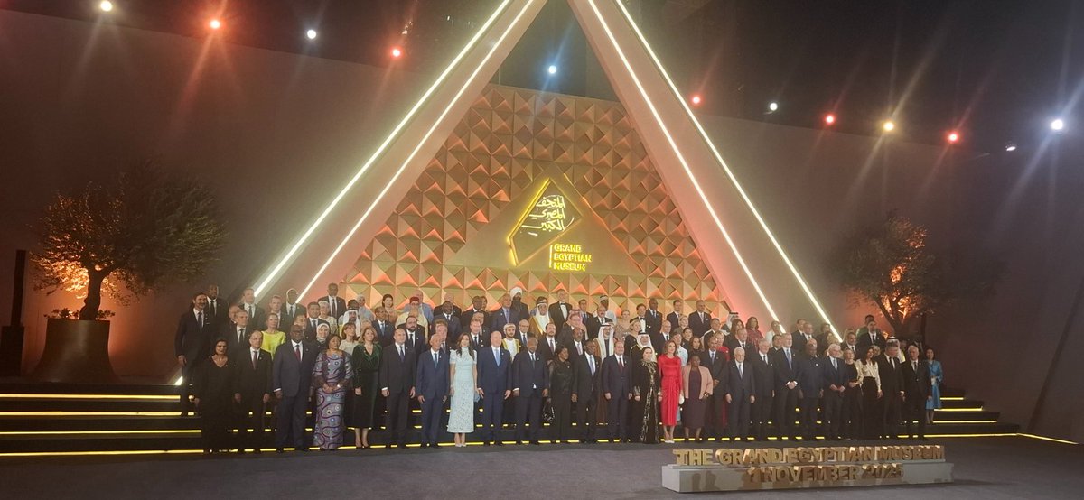 ብዕድመ ፕረዚደንት ዓብዱልፋታሕ ኣልሲሲ ኣብ ግብጺ ናይ ሓሙሽተ መዓልታት ናይ ስራሕ ምብጻሕ ዝፍጽም ዘሎ ፕረዚደንት ኢሳይያስ ኣፈወርቂ፡ ትማሊ 1 ሕዳር ምሸት ኣብ ዝተኻየደ መኽፈቲ ስነ-ስርዓት‘እቲ ዓቢ ቤተ-መዘክር ግብጺ’ ተሳቲፉ።