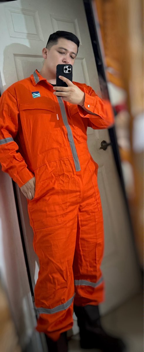 No me imagino cogiendo con este uniforme de plataformero 😗