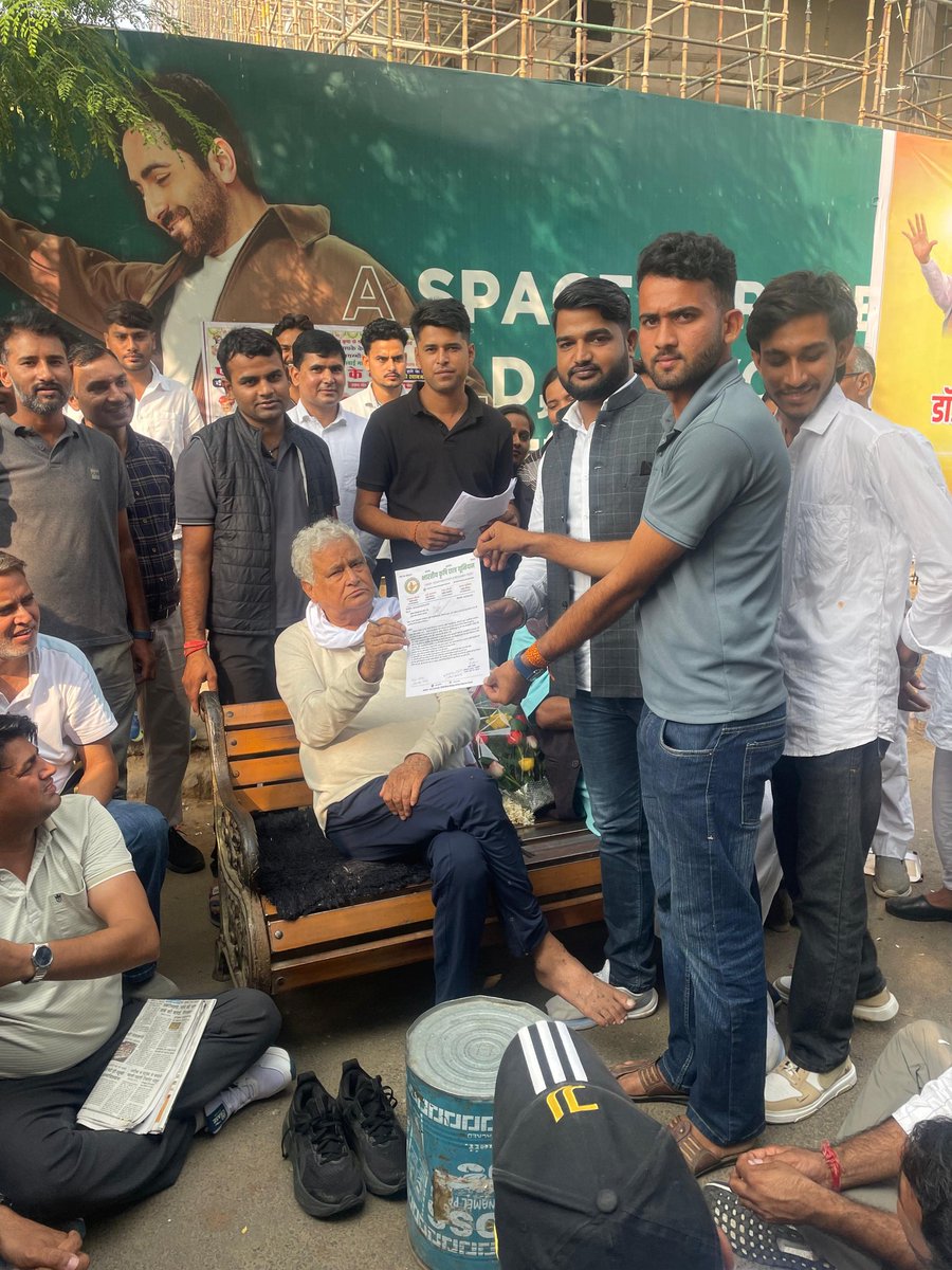 कृषि पर्यवेक्षक के पद बढ़ाने के लिए आज भारतीय कृषि छात्र यूनियन के प्रदेशाध्यक्ष रोशन चौधरी व प्रदेश उपाध्यक्ष कानाराम जाजुंदा ने कृषि मंत्री जी से मुलाकात कर पद बढ़ाने की मांग की व ज्ञापन दिया।
#कृषि_पर्यवेक्षक2025_के_पद_बढ़ाओ
<a href="/Bksuindia/">भारतीय कृषि छात्र यूनियन (BKSU)</a> 
#bksu सदैव कृषि छात्र हितार्थ खड़ा है।✊