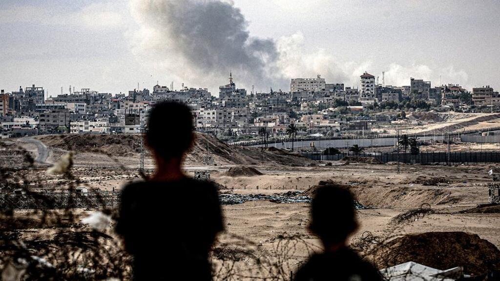 عن حماس وتياراتها
أتابع منذ أيام ما يمكن وصفه بـ "الانفجار الداخلي" لحركة حماس، والاتهامات المتبادلة التي بدأت تخرج إلى السطح بعد أيام قليلة من وقف الحرب العدوانية على القطاع، والمفاوضات الجارية لتحديد واقع #غزة بعد تلك الكارثة الوحشية التي حلَّت بها، وموقع الحركة في مستقبل غزة