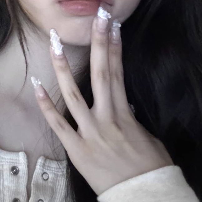 김채원 손 tweet media