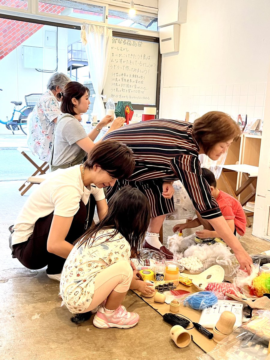 『ただならぬみせ：かえってきた 国立にすむうそ鳥2』
11/3(月・祝)9:30-15:00は、谷保天満宮のうそ替え神事と市民まつりに合わせて、約1年ぶりにうそ鳥やその巣をつくります。どなたも「さえき洋品⚫︎(南武線谷保駅南口徒歩0分)」へどうぞ。#ACKT #ただの店 #国立市 #谷保 #谷保天満宮 #市民まつり