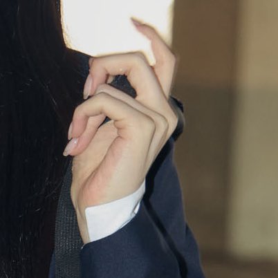 김채원 손 tweet media