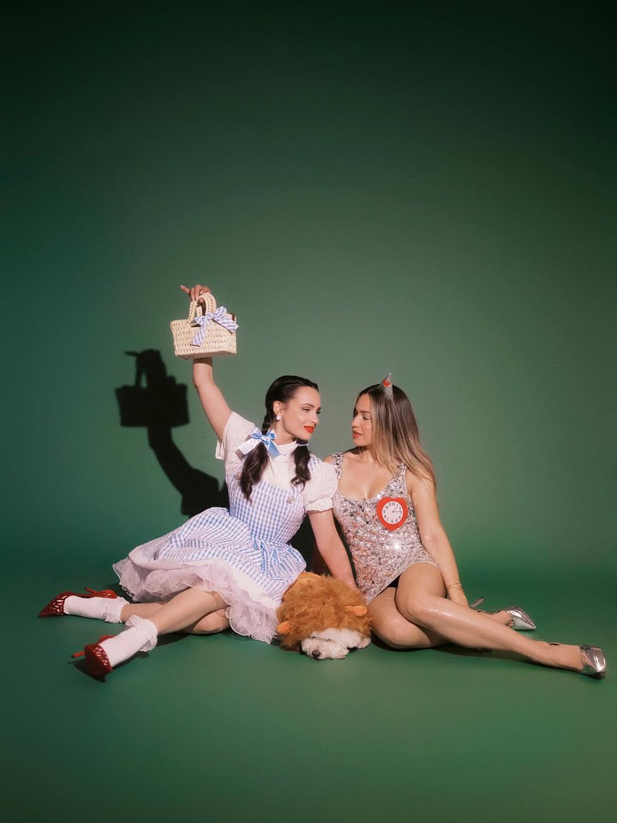 PMaratonando's tweet image. TRICK OR TREATING ?! 🎃🍬🍭🍫

Vejam os famosos curtindo o Halloween no melhor estilo aqui na Maratonando News

Sofia Carson e Paulina Char fantasiadas de Dorothy e Homem de Lata para o Halloween.

#Halloween #SofiaCarson #PaulinaChar